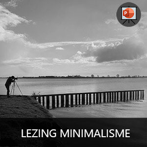 Man fotografeert minimalisme zwart wit met pier en lange sluitertijd