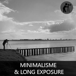 Man fotografeert minimalisme zwart wit met pier en lange sluitertijd